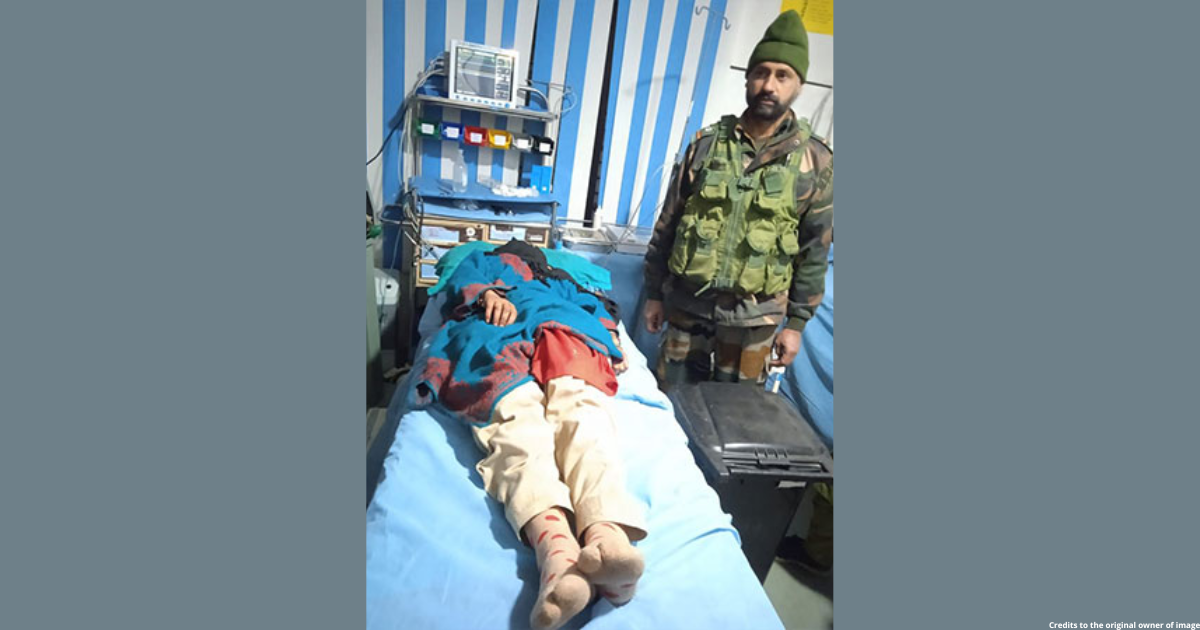 Indian Army helps pregnant lady in distress in J-K village